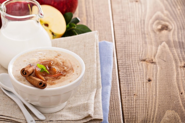 Foto gratuita arroz con leche con almíbar y frutos rojos