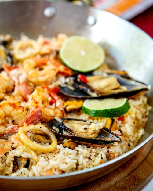 Arroz mezclado con verduras y ostras.