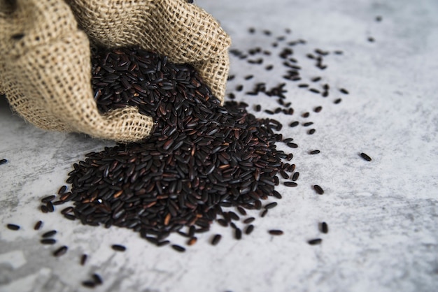 Arroz negro esparcido de saco