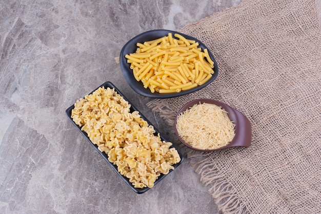 Arroz y pasta elaborados en platos separados.