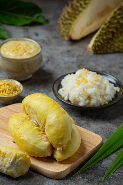 Arroz pegajoso dulce tailandés con durian en un postre.