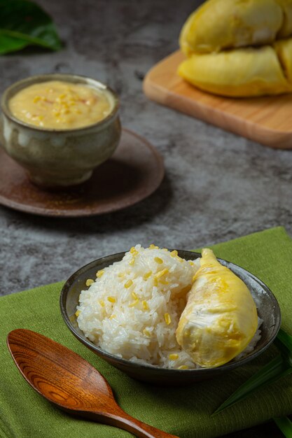 Arroz pegajoso dulce tailandés con durian en un postre.