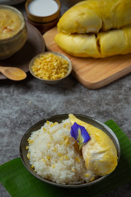 Arroz pegajoso dulce tailandés con durian en un postre.