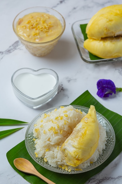 Arroz pegajoso dulce tailandés con durian en un postre.