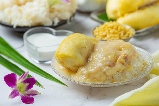 Arroz pegajoso dulce tailandés con durian en un postre.