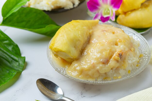 Arroz pegajoso dulce tailandés con durian en un postre.