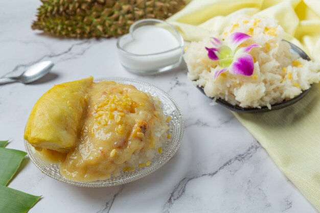 Arroz pegajoso dulce tailandés con durian en un postre.