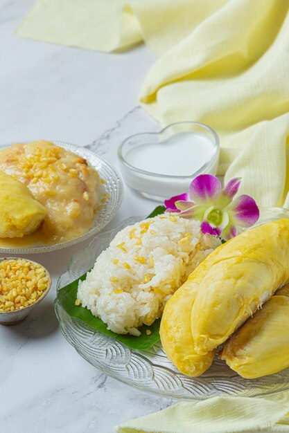 Arroz pegajoso dulce tailandés con durian en un postre.