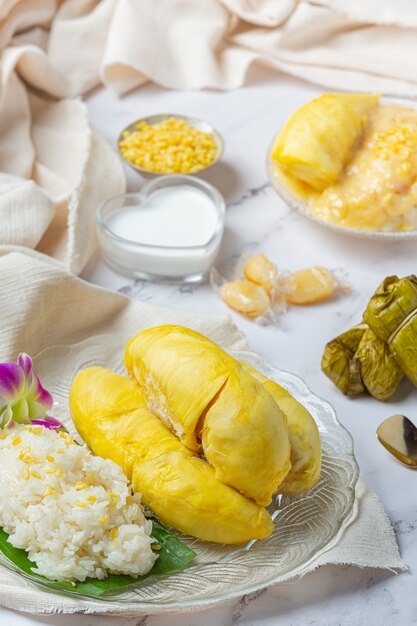 Arroz pegajoso dulce tailandés con durian en un postre.