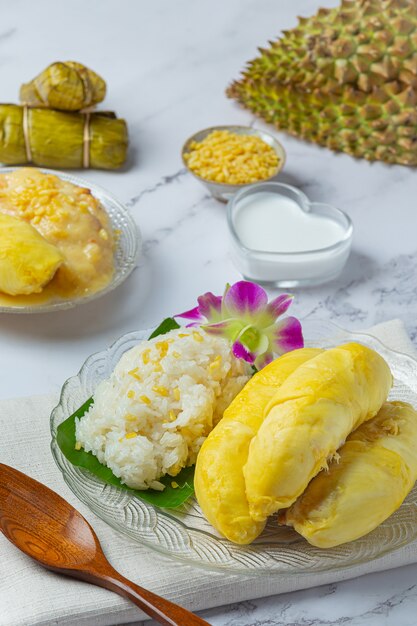 Arroz pegajoso dulce tailandés con durian en un postre.