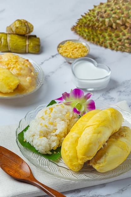 Arroz pegajoso dulce tailandés con durian en un postre.