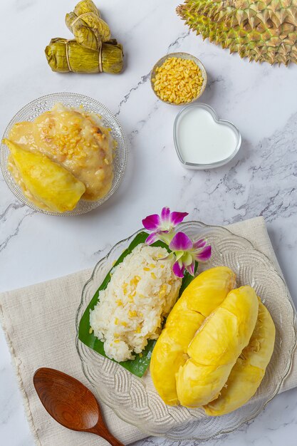 Arroz pegajoso dulce tailandés con durian en un postre.