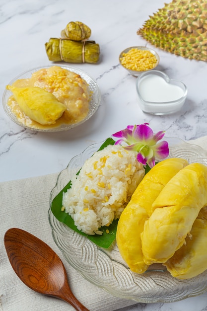 Arroz pegajoso dulce tailandés con durian en un postre.