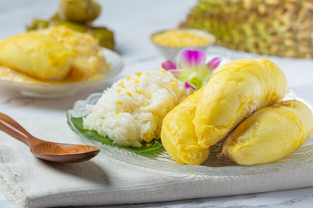 Arroz pegajoso dulce tailandés con durian en un postre.