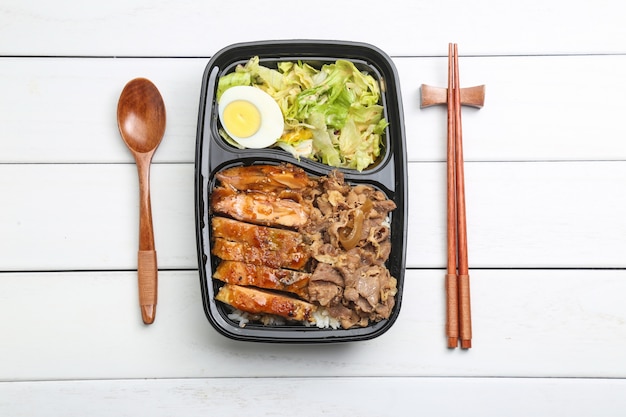 Foto gratuita arroz de pollo bento