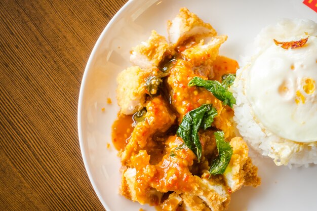 Arroz con pollo crujiente y huevo frito.