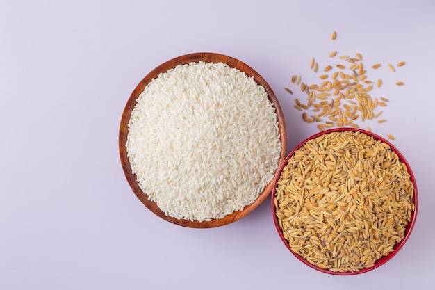 El arroz que se ha pelado se coloca con arroz en un blanco.