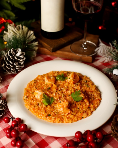 Arroz redondo con salsa y camarones