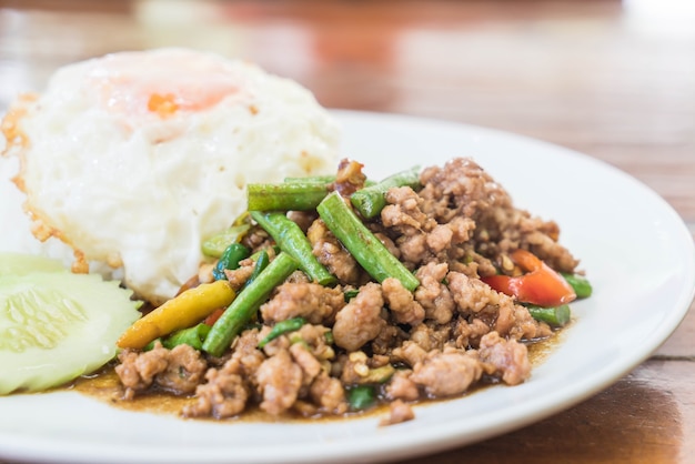 Arroz rematado con carne de cerdo picada y albahaca picada