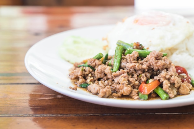 Arroz rematado con carne de cerdo picada y albahaca picada