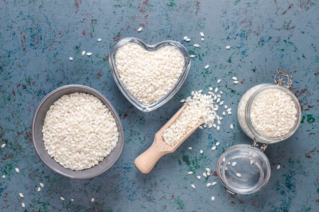 Arroz risotto orgánico crudo.