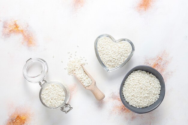 Arroz risotto orgánico crudo.