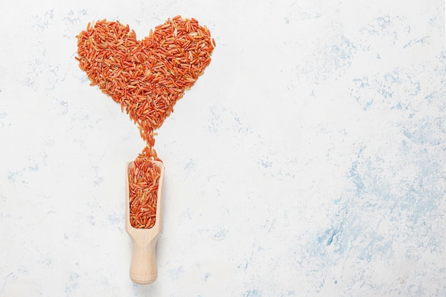 Foto gratuita arroz rojo crudo en un tazón