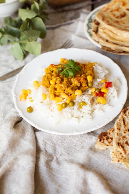 Arroz simple con guisantes verdes y maíz