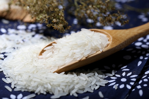 Arroz tai en un tazón de madera