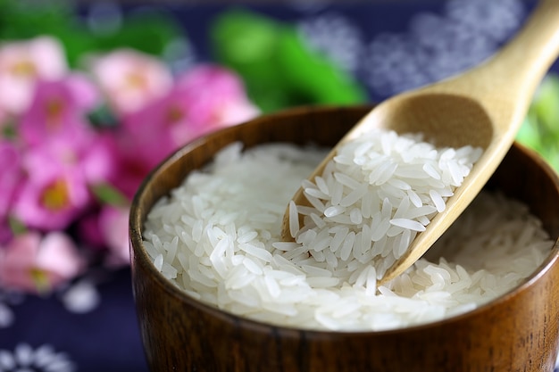 Foto gratuita arroz tai en un tazón de madera