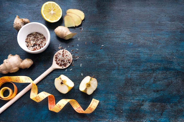 Arroz en un tazón con manzanas y cinta métrica