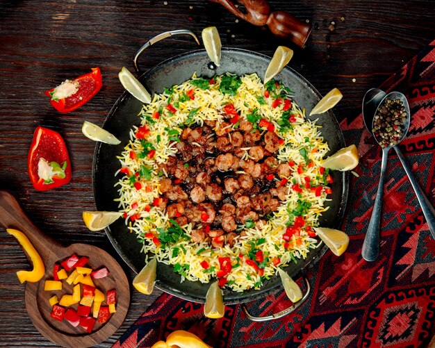 Arroz con verduras y camarones en salsa cocida en saj