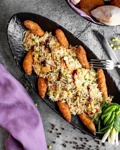 Arroz con verduras y nuggets de pollo rebozado