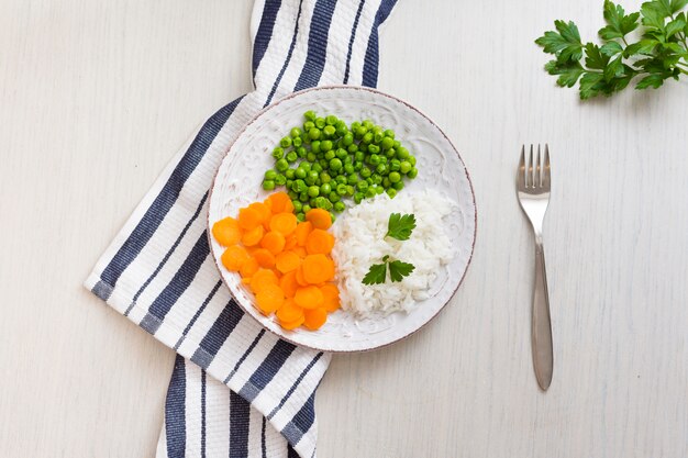 Arroz Con Verduras Y Perejil En Plato