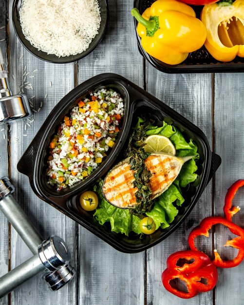 Arroz con verduras y rodajas de pescado.