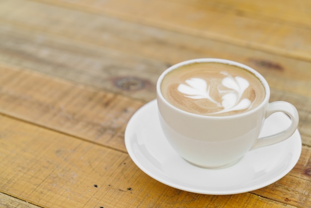 arte del latte café en la mesa de madera