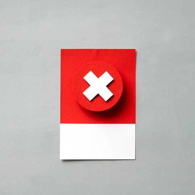Arte de papel artesanal de una X roja.