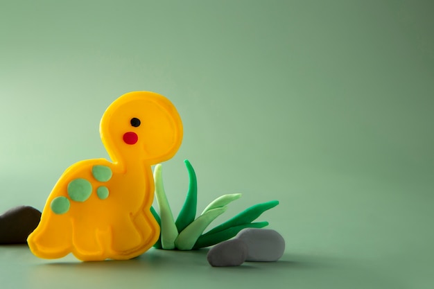 Foto gratuita arte de plastilina con dinosaurio amarillo