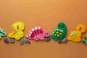 Foto gratuita arte de plastilina con dinosaurio plano