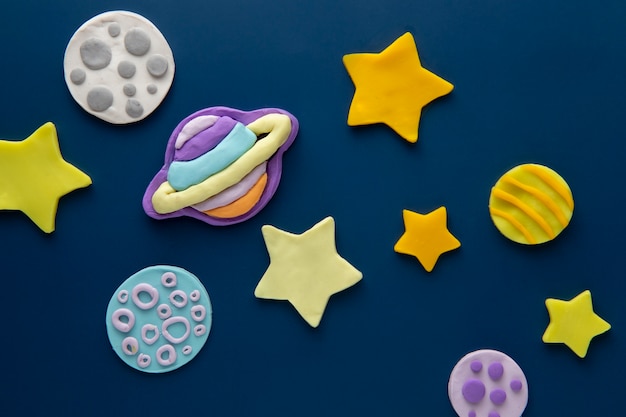 Arte de plastilina con estrellas y planetas.