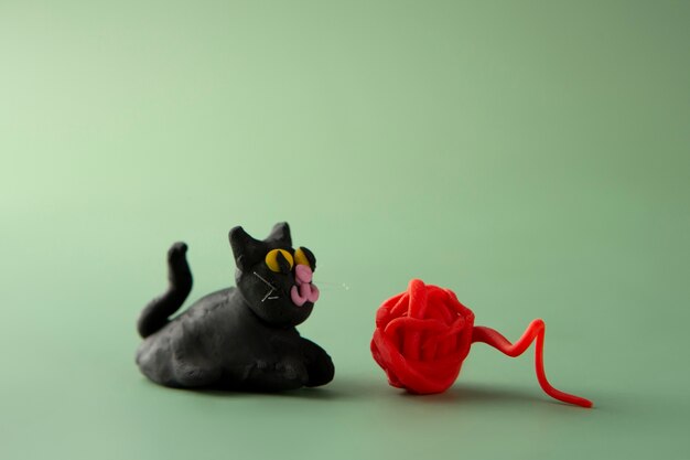 Arte de plastilina con gato y bola de hilo