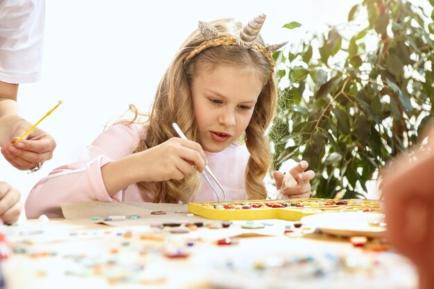 Arte de rompecabezas de mosaico para niños, juego creativo para niños.