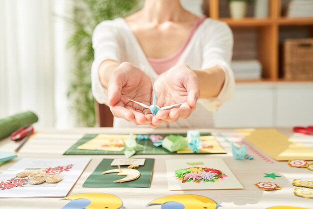 Artesana talentosa con grulla de origami