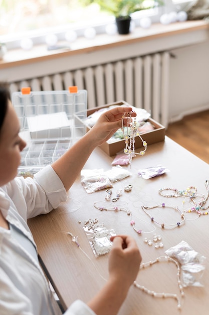 Foto gratuita artesana trabajando con collar de abalorios