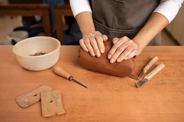 Foto gratuita artesano de cerámica en el estudio creando cerámica