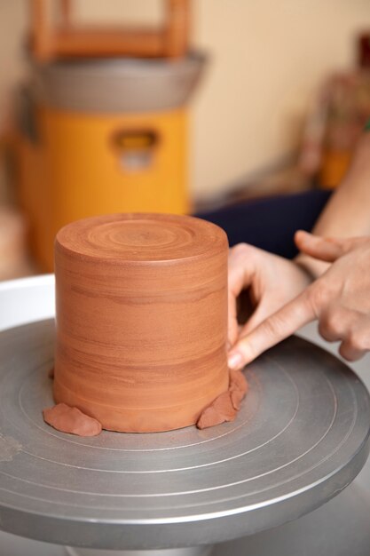 Artesano de cerámica en el estudio creando cerámica