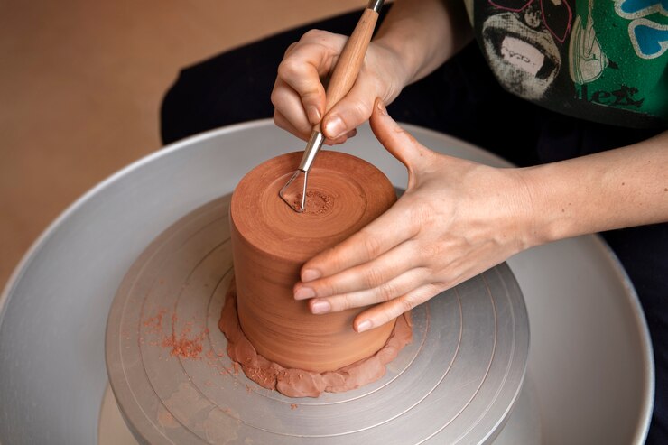Foto gratuito artesano de cerámica en el estudio creando cerámica