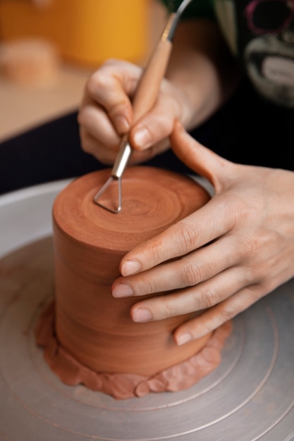 Foto gratuita artesano de cerámica en el estudio creando cerámica