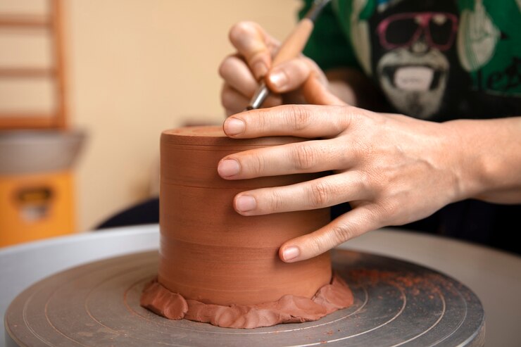 Foto gratuito artesano de cerámica en el estudio creando cerámica