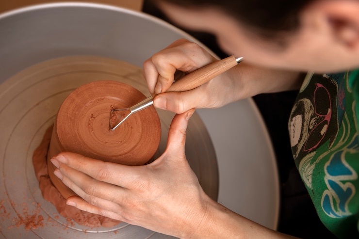 Foto gratuito artesano de cerámica en el estudio creando cerámica